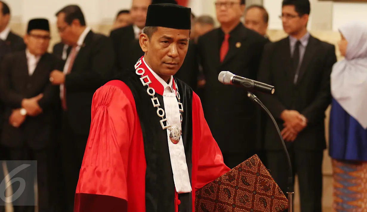 Hakim MK, Saldi Isra saat pelantikan sebagai Hakim MK di Istana Negara, Jakarta, Selasa (11/4). Guru Besar Universitas Andalas Padang Saldi Isra dilantik sebagai hakim. (Liputan6.com/Angga Yuniar)