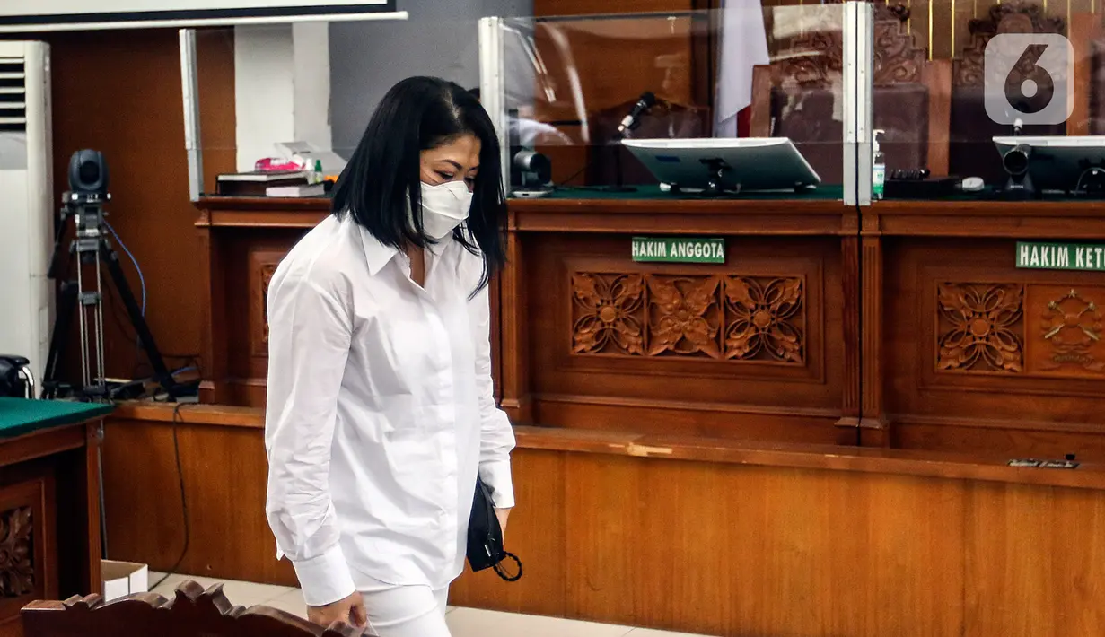 Putri Candrawathi bersiap menjalani sidang lanjutan dalam kasus pembunuhan Brigadir Yosua Hutabarat di Pengadilan Negeri Jakarta Selatan, Rabu (18/1/2023). Putri Candrawathi dijerat dengan Pasal 340 KUHP subsider Pasal 338 KUHP juncto Pasal 55 Ayat 1 ke 1 KUHP. Ia dianggap menjadi bagian dari pembunuhan berencana terhadap Brigadir J pada 8 Juli 2022. (Liputan6.com/Johan Tallo)