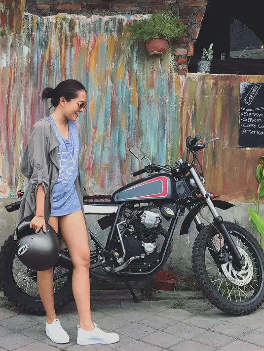 Selain modis dan simple, Lala juga seksi pastinya. Dan kali ini, tanpa mengenakan celana Lala hanya memakai kaus dan kemeja yang dijadikan sebagai outer. Makin terlihat sederhana, Lala memakai sneakers putihnya. (Instagram/lalakarmela)