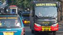 Iring-iringan bus yang membawa narapidana teroris dari Rutan Cabang Salemba Mako Brimob melintas di kawasan Kelapa Dua, Depok, Kamis (10/5). Imbas kerusuhan, sebanyak 155 narapidana terorisme dipindahkan ke Nusakambangan, Cilacap (Merdeka.com/Arie Basuki)