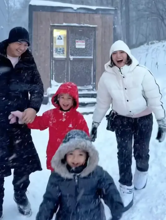 Chelsea Olivia merayakan hari ibu dengan keluarga kecilnya di Jepang. Mereka tampil kompak outfit musim dingin. [@chelseaoliviaa]