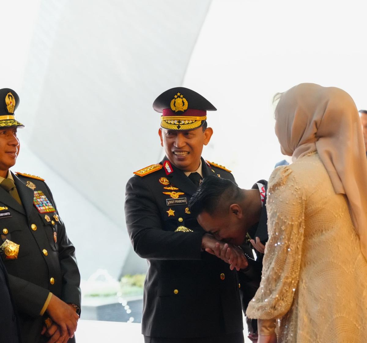 Ajudan Kapolri temani istrinya saat dilantik jadi anggota DPD