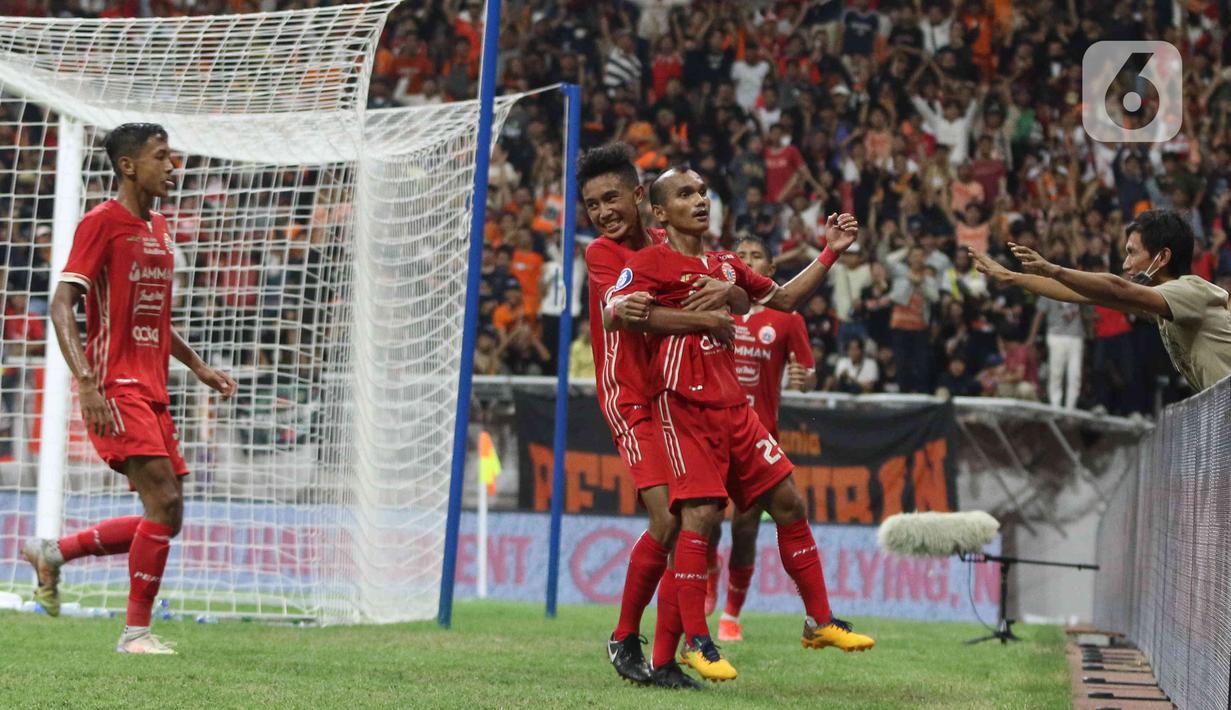 Pesepak bola Persija Jakarta Riko Simanjuntak melakukan selebrasi seusai mencetak gol ke gawang  Chonburi FC  pada laga persahabatan dalam rangka peresmian Stadion Jakarta International Stadium (JIS) di Jakarta, Minggu (24/7/2022). Pertandingan berakhir imbang dengan skor 3-3. (Liputan6.com/Herman Zakharia)