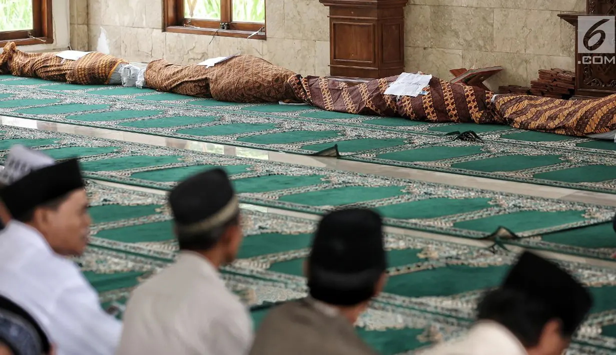Jenazah korban kecelakaan Tanjakan Emen di Kabupaten Subang dijajarkan untuk disalatkan di Masjid RSUD Tangsel, Ciputat, Minggu (11/2). Pihak RS memberi keleluasan kepada keluarga korban jika ingin melakukan pemakaman sendiri. (Liputan6.com/Fery Pradolo)