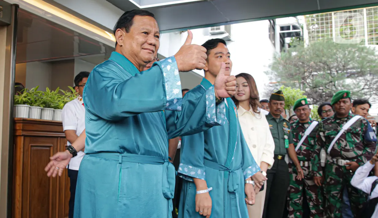 Bakal calon presiden Prabowo Subianto (kiri) dan bakal calon wakil presiden Gibran Rakabuming Raka menyapa wartawan sebelum menjalani pemeriksaan kesehatan di RSPAD Gatot Soebroto, Jakarta, Kamis (26/10/2023). Pemeriksaan kesehatan tersebut sebagai syarat pendaftaran dalam Pilpres 2024. (Liputan6.com/Faizal Fanani)