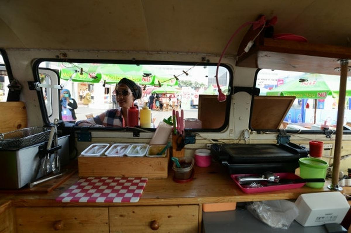 Menikmati kuliner unik food truck di IIMS 2015