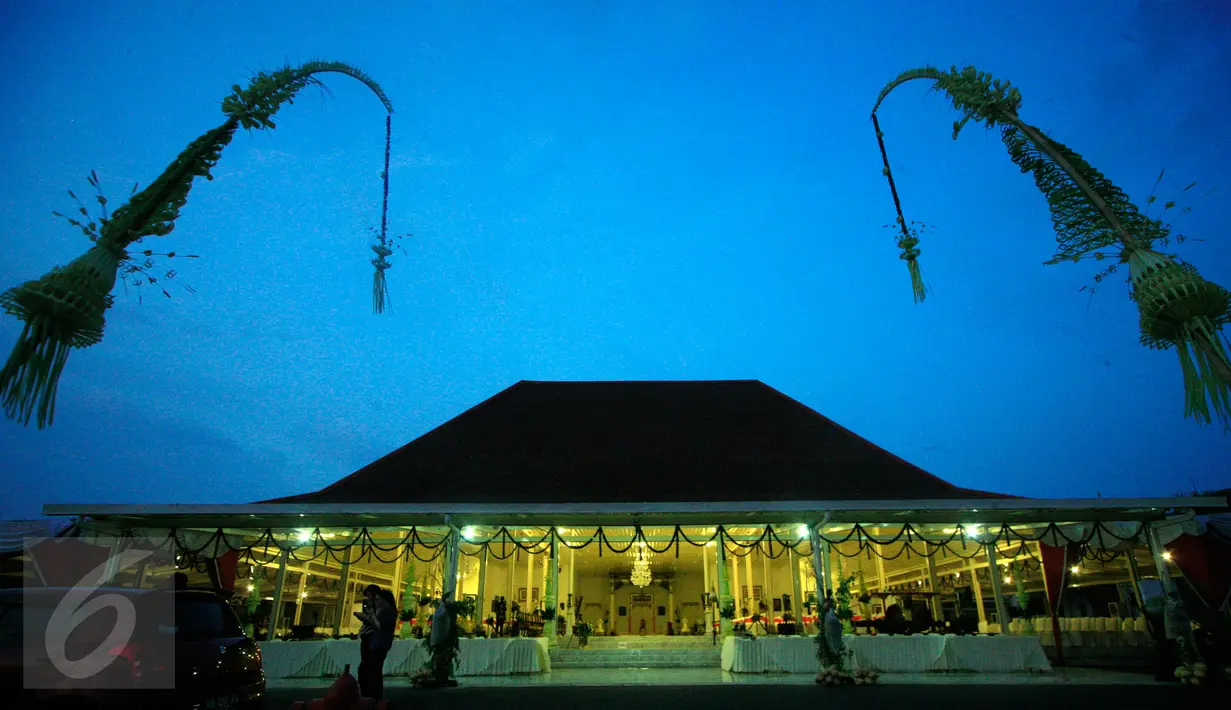 Kelap kelip cahaya lampu menghiasi Puro Pakualaman menjelang penobatan Paku Alam X di Yogyakarta, Rabu (6/1). KGPH Prabu Suryodilogo akan di nobatkan pada esok hari  dengan gelar KGPAA Paku Alam. (Boy Harjanto)