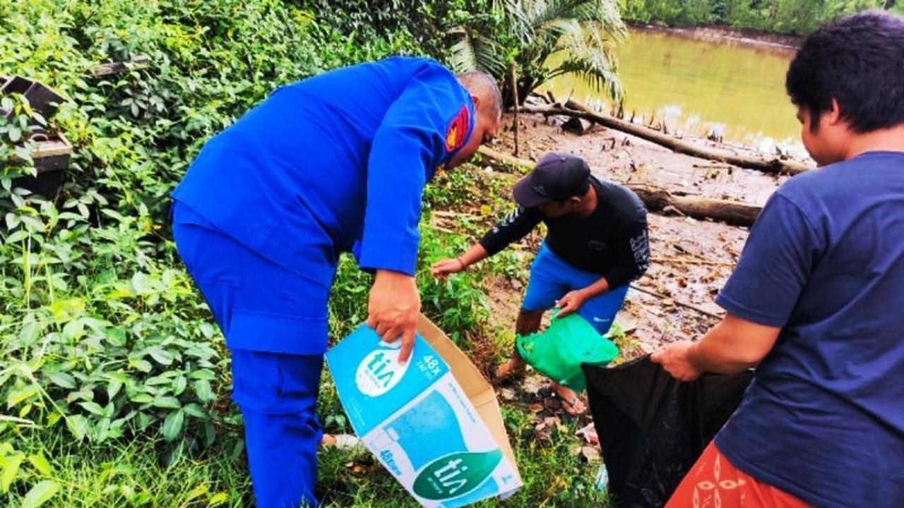 Gotong Royong Bersama! Polairud Polres Tanah Laut Gelar Aksi Sapu Bersih Laut di Pesisir Bumi Makmur, Edukasi Warga Jaga Lingkungan