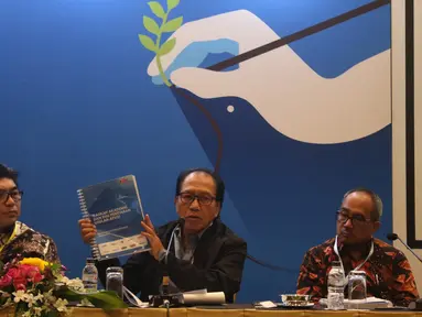 Ketua ATVSI Ishadi S. K. (tengah) menunjukan Naskah Akademik dan RUU Penyiaran Usulan ATVSI didampingi Sekjen ASTVI Neil R. Tobing (kiri) dan Suryopratomo saat memberikan keterangan dalam World Press Freedom Day di JCC (4/5). (Liputan6.com/Angga Yuniar)