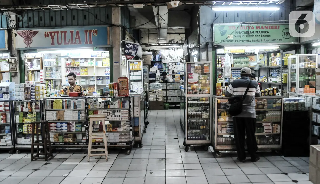 Pedagang menunggu calon pembeli di salah satu toko di Pasar Pramuka, Jakarta Timur, Minggu (23/10/2022). Penurunan penjualan obat sirup bagi pedagang di Pasar Pramuka terjadi sejak ada kabar maraknya anak kecil terkena penyakit gagal ginjal akut yang diduga akibat obat sirup. (merdeka.com/Iqbal S. Nugroho)
