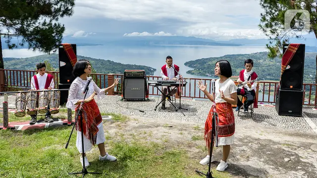 Pentas Seni Virtual SMA Unggul Del Hidupkan Wisata Desa Paerung