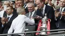 Pangeran William memberikan ucapan selamat untuk Arsene Wenger usai laga final Piala FA 2016-2017 di Stadion Wembley, London, Sabtu (27/5). Arsenal mengalahkan Chelsea 2-1 dalam laga final Piala FA 2016-2017. (AP Photo)
