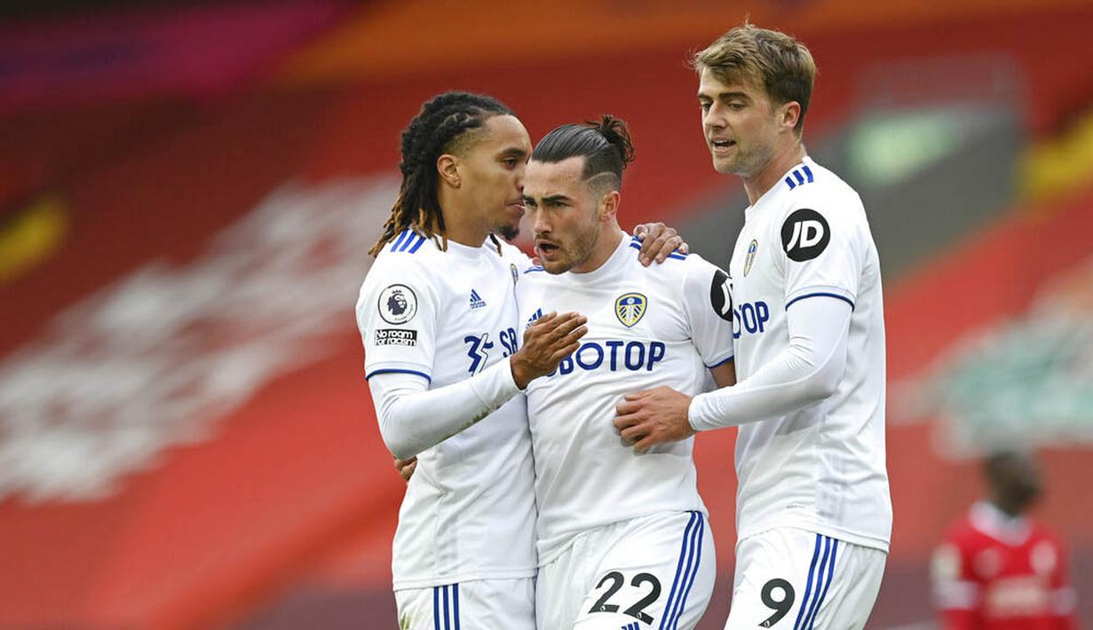 Para pemain Leeds United merayakan gol yang dicetak oleh Jack Harrison ke gawang Liverpool pada laga Premier League di Stadion Anfield, Minggu (13/9/2020). Liverpool menang dengan skor 4-3. (Shaun Botterill, Pool via AP)