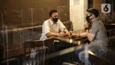Pengunjung menikmati sajian di di The Atjeh Connection Coffee and Resto, Jakarta, Senin (8/6/2020). Tempat ini siap menerapkan protokol kesehatan untuk mendukung kebijakan pemerintah dalam menerapkan tatanan kehidupan baru atau ‘new normal’. (Liputan6.com/Faizal Fanani)
