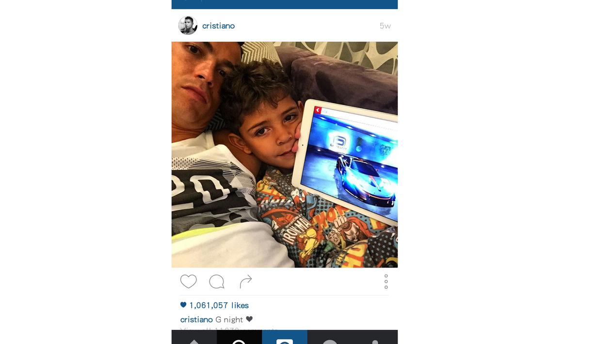 Cristiano Ronaldo saat menemani anaknya bermain game. (Instagram/CristianoRonaldo)