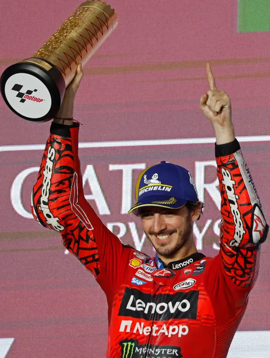 Francesco Bagnaia memenangi balapan MotoGP Qatar 2024 dengan catatan waktu 39 menit 34,869 detik. (KARIM JAAFAR/AFP)