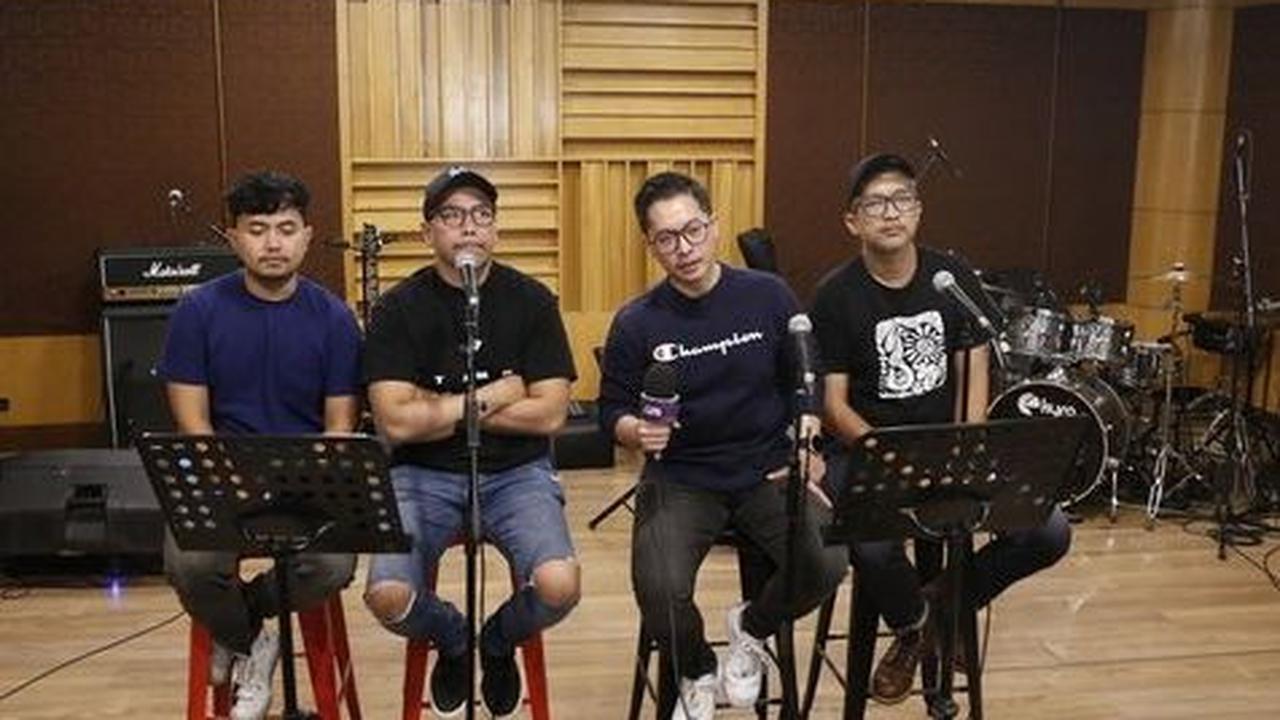 "Kita nanti bikin sendiri, masing-masing. ada yang kita duet, ada. Tapi lebih jelasnya, nonton aja ya," ujar Fandy.