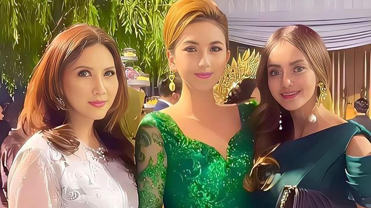 Melalui unggahan di akun Instagram pribadinya, Heni Tania membagikan foto-foto merekam momen saat ia menghadiri acara pernikahan Debby dan Iptu Nurul.