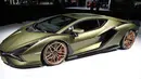 Supercar hybrid Lamborghini Sian dipamerkan perdana dalam IAA Auto Show di Frankfurt, Jerman, Rabu (11/9/2019). Mobil listrik pertama keluaran Lamborghini yang diberi nama Sian FKP 37 ini menampakkan dirinya secara perdana di hadapan publik. (Daniel ROLAND/AFP)