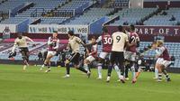 Pemain Manchester United Paul Pogba (kiri) mencetak gol ke gawang Aston Villa pada pertandingan Premier League di Villa Park, Birmingham, Inggris, Kamis (9/7/2020). Manchester United menang 3-0. (AP Photo/Shaun Botterill, Pool)