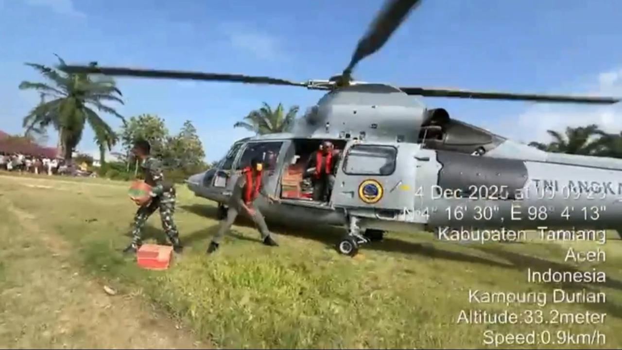 Helikopter TNI AL Mendarat di Aceh Tamiang Kirim Bantuan Warga Terdampak Bencana Sumatra