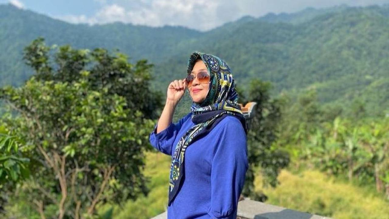 "Di tahun lalu (2021), aku mendapatkan kanker rahim di dalam rahim. Awal ketemu (stadium) 1A, setelah diangkat 3A. Sudah bersih dengan radiasi 28 kali," kata Dina Mariana.