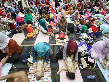 Para peserta mengikuti acara pijat massal bayi di Gedung Kementerian Kesehatan, Jakarta, Selasa (7/11). Acara dalam rangka menyambut Hari Kesehatan Nasional ini diikuti 300 bayi dan anak bawah dua tahun. (Liputan6.com/Immanuel Antonius)