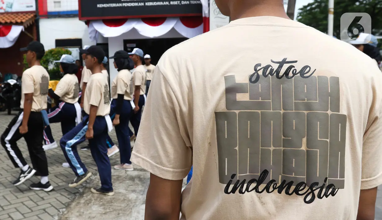 Pelajar berbaris saat melakukan latihan upacara untuk memperingati Hari Sumpah Pemuda di Museum Sumpah Pemuda, Jakarta, Kamis (27/10/2022). Jelang peringatan Hari Sumpah Pemuda, museum tersebut ramai dikunjungi pelajar sebagai tujuan wisata edukasi yang memberikan wawasan tentang hari bersejarah ikrar Sumpah Pemuda saat Kongres Pemuda II yang digelar pada 27-28 Oktober 1928. (Liputan6.com/Herman Zakharia)