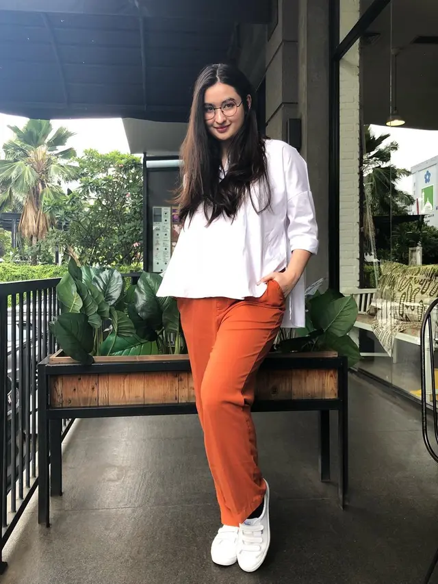 FOTO: Gaya Modis Stephanie Poetri dalam Balutan Busana Kasual