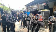 Potret Polisi Bersenjata Lengkap Kembali Kepung Kampung Ambon