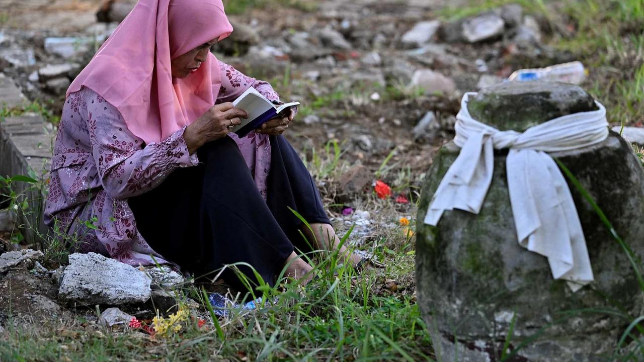 FOTO: Dua Puluh Satu Tahun Tsunami Aceh,  Warga Berziarah ke Kuburan Massal