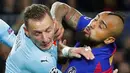 Gelandang Barcelona, Arturo Vidal, duel udara dengan pemain Slavia Praha, Vladmir Coufal, pada laga Liga Champions 2019 di Stadion Camp Nou, Selasa (5/11). Kedua tim bermain imbang 0-0. (AP/Emilio Morenatti)