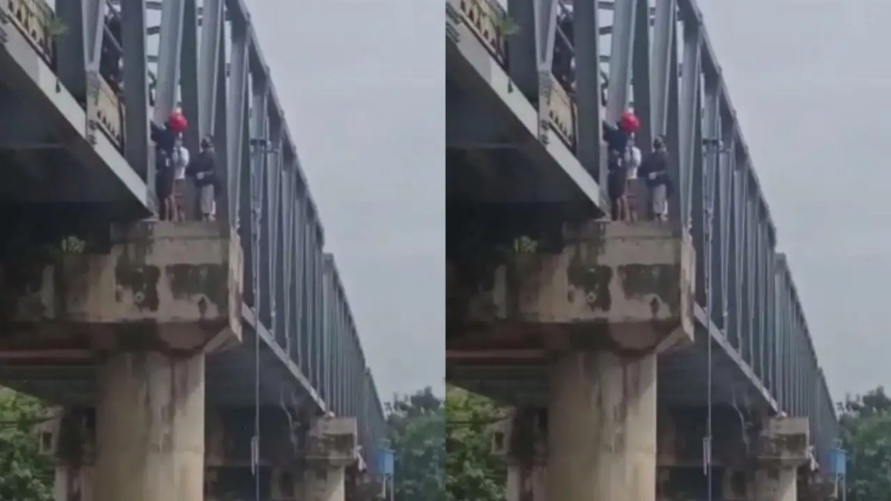 Upaya penyelamatan ibu dan anaknya yang akan bunuh diri di jembatan di Bojonegoro. (Ahmad Adirin/Liputan6.com)