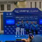 Gubernur Jawa Barat Ridwan Kamil (tengah) dan Marketing Director PT Amerta Indah Otsuka Puspita Winawati (kedua dari kanan) saat menghadiri acara Press Conference Pocari Sweat Run Indonesia 2023 di The Langham Jakarta, Minggu (5/2/2023). (Liputan6.com/Melinda Indrasari)