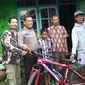 Ade Rahman, santri cilik asal Kabupaten Majalengka bisa berkumpul bersama keluarga setelah sempat kelelalah akibat aksi nekatnya mudik menggunakan sepeda dari Ponpes di Cianjur. Foto (Liputan6.com / Panji Prayitno)
