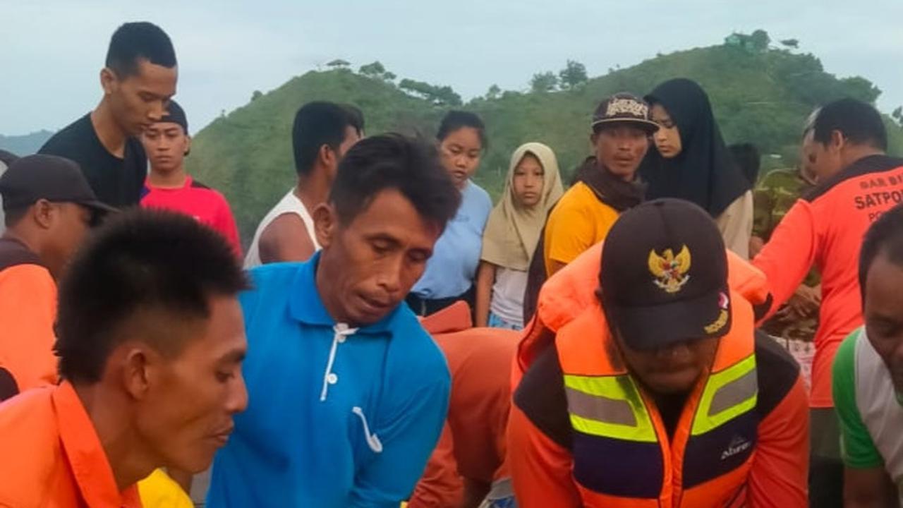 Tim SAR Gabungan Evakuasi Koraban Tewas di Pantai Payangan Jember. (Istimewa)