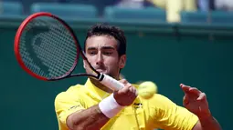 Cilic mengembalikan bola kepada Djokovic pada babak perempat final Monte Carlo Masters. (REUTERS/Eric Gaillard)