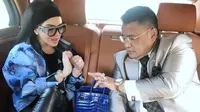 Meski segudang memiliki kesibukan, Hotman juga masih peduli dengan meluangkan waktu bersama keluarganya. Beberapa foto menunjukkan, Hotman sangat peduli dengan keluarganya. (instagram/hotmanparisofficial)