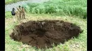Sebuah lubang besar muncul di Dukuh Igirpandan RT 06/06, Kabupaten Brebes, Jawa Tengah. Sinkhole sedalam 15 meter dan memiliki diameter 7 meter ini muncul pada 5 Januari 2013 sekitar 200 meter dari pemukiman warga. (Istimewa)