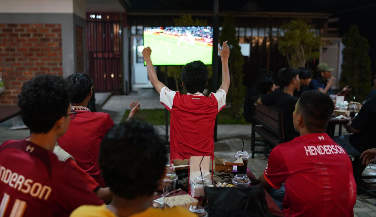 Fans Arsenal bersorak saat The Gunners mencetak gol ke gawang Burnley dalam acara nonton bareng Liga Inggris bertajuk Roaring Night yang dipersembahkan oleh jaringan hemat dan cepat Tri di Kafe Stay With Me, Pangkalpinang, Sabtu (11/11/2023). (Istimewa)