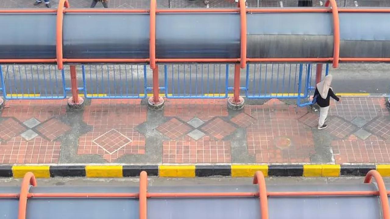 Dan ada yang memilih berkunjung ke pusat perbelanjaan yang lebih modern.