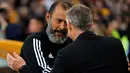 Pelatih Wolverhampton Wanderers Nuno Espirito Santo (kiri) berbicara dengan Manajer Manchester United Ole Gunnar Solskjaer sebelum anak asuh keduanya bertanding dalam Liga Inggris di Stadion Molineux, Wolverhampton, Inggris, Senin (19/8/2019). Pertandingan berakhir 1-1. (AP Photo/Rui Vieira)