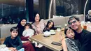 Herfiza Novianti dan Donna Harun pun terlihat sangat akrab. Keluarga artis ini kerap jalani momen kebersamaan seperti makan malam bareng bersama anak-anak dan keluarga. Banyak netizen pun memuji rumah tangga selebriti ini yang selalu tampil harmonis. (Liputan6.com/IG/@rickyharun)