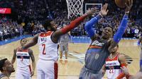 Guard Oklahoma City Thunder Russell Westbrook coba memasukkan bola pada laga NBA melawan Washington Wizards di Chesapeake Energy Arena, Kamis (25/1/2018) atau Jumat (26/1/2018) WIB. (AP Photo/Sue Ogrocki)