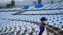 Petugas berdiri di tribun kosong pertandingan softball antara Meksiko dan Jepang selama Olimpiade Tokyo 2020 di Fukushima, pada 22 Juli 2021. Penyelenggaraan Olimpiade yang diselenggarakan tanpa penonton dari kalangan umum itu merupakan keputusan di tengah kondisi darurat COVID-19. (AP/Jae C. Hong)