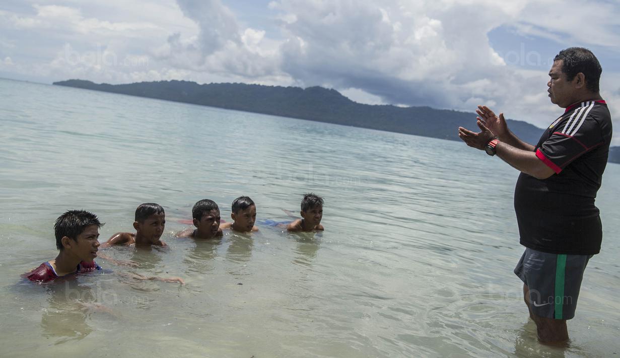 Anak-anak Putra Tulehu terbiasa latihan fisik di Pantai Tial, bahkan sesekali anak-anak mendaki Gunung Salahutu. Alam mengajarkan para pesepak bola muda untuk menjadi lebih kuat dan fisik yang lebih terasah. (Bola.com/Vitalis Yogi Trisna)