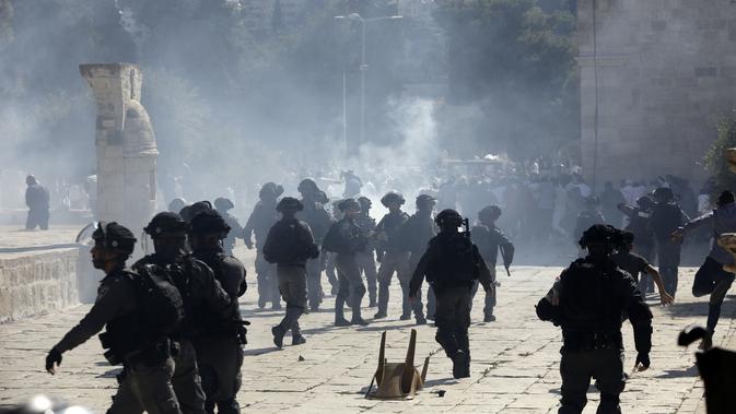 Suasana bentrokan antara Polisi Israel dan jemaah muslim Palestina di kompleks masjid al-Aqsa di Yerusalem (11/8/2019). Ketegangan terjadi saat dua keyakinan, Islam dan Yahudi sama-sama sedang melakukan perayaan hari besar di komplek The Dome of the Rock. (AP Photo/Mahmoud Illean)
