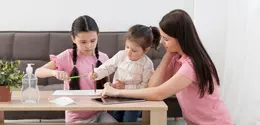 Anak yang tumbuh dengan batasan yang jelas justru merasa lebih aman karena mereka tahu apa yang boleh dan tidak boleh dilakukan. Tantangannya adalah bagaimana cara menyampaikan batasan tersebut dengan cara yang positif, penuh empati, dan tetap menghormati perasaan anak. (foto/dok: freepik)