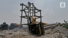 Truk crane yang terguling dan menimpa rumah warga di di Jalan Mawar, Perumnas Depok Jaya, Depok, Jawa Barat, Jumat (15/10/2021). Truk crane di kawasan Proyek PDAM terguling dan menimpa rumah menyebabkan tiga warga mengalami luka serius. (merdeka.com/Arie Basuki)