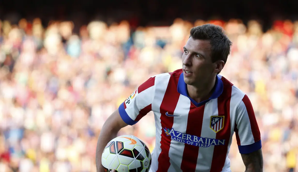 Mario Mandzukic, berpose saat dipresentasikan di Stadion Vicente Calderon, Madrid, (24/7/2014). (REUTERS/Juan Medina)